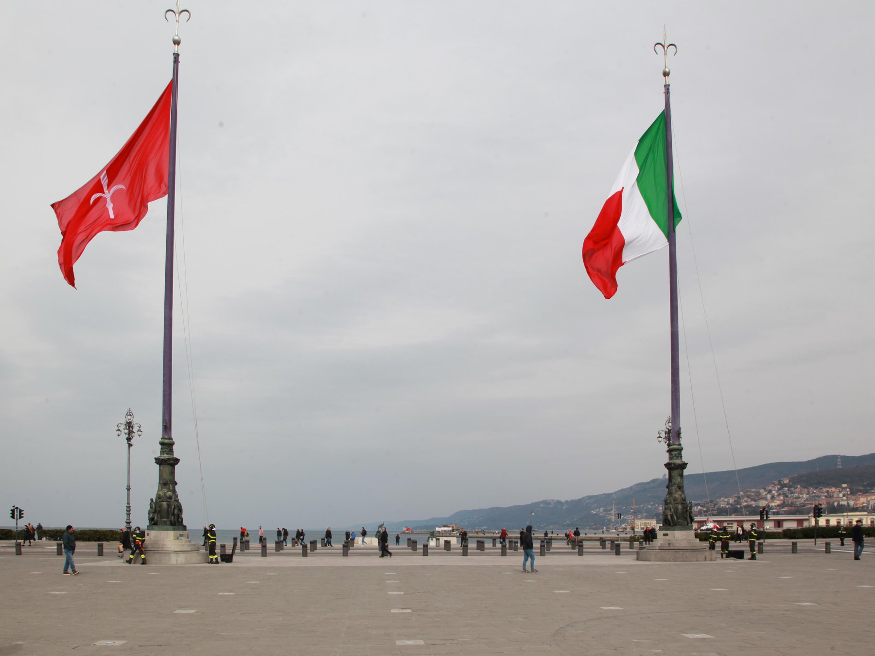 In piazza Unità l’Alzabandiera nella giornata dell’ Unità Nazionale, Costituzione, Inno e Bandiera.