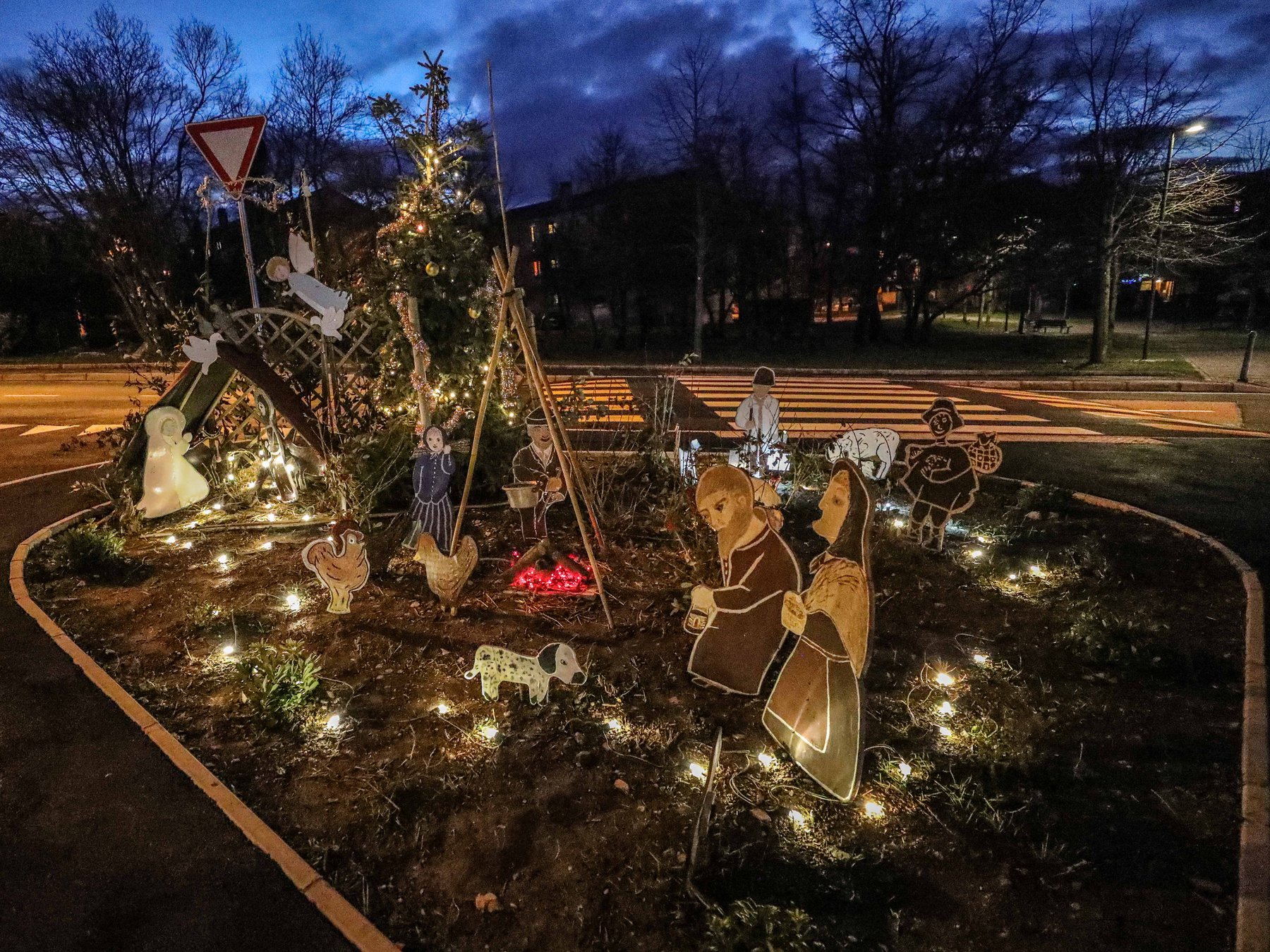 “A Opicina natale con noi 2020”. Inaugurate le luci del presepio di Villa Carsia in largo San Tommaso, presso la rotondina di via S. Isidoro